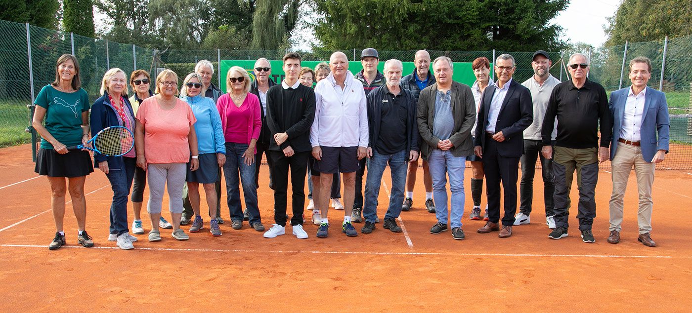 Gruppenbild vor den neuen Tennisblenden